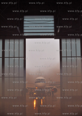 Uroczystosc powitania 2 milionowego pasazera na lotnisku...