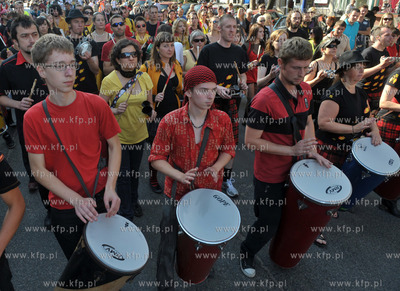 Gdansk. Citi Forum. Parada z udzialem bebniarzy, tancerzy...