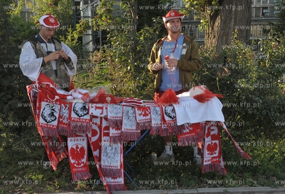 Gdansk. Mecz towarzyski Polska - Niemcy. Nz.  stoisko...
