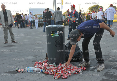 Gdansk. Mecz towarzyski Polska - Niemcy. Nz. zbieracz...