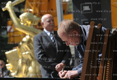 Uroczystosci symbolicznego umieszczenia aktu pamiatkowego...