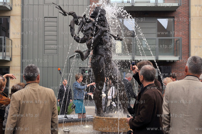 Odsloniecie fontanny Netuna na dziedzincu Kwartalu...