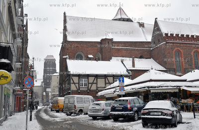 Gdansk zima ul. Lawendow, stragany przy hali targowej...