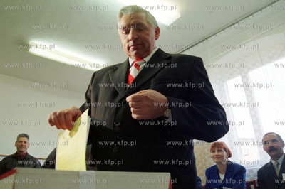 Wybory 2001 Andrzej Lepper lider ruchu Samoobrona glosujacy...