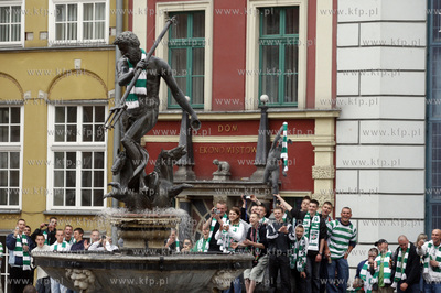 Gdansk. Ul. Dlugi Targ. Kibice Lechii Gdansk swietuja...