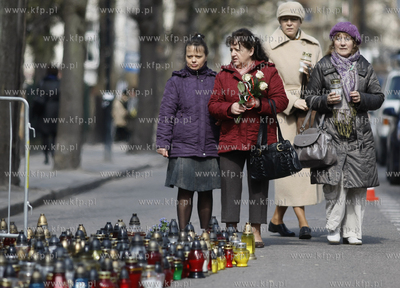 Sopot. Ul.  Armii Krajowej 55. Ludzie skladaja kwiaty...