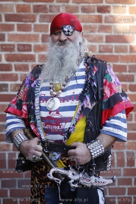 Gdansk, Konkurs na gdanskiego pirata. Przed miejska...