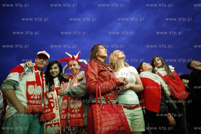 Gdansk. Mistrzostwa europy w pilce noznej. Kibice ogladaja...