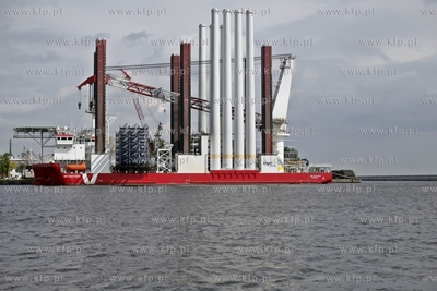 Port Gdynia. Statek - jednostka sluzaca budowie morskich...