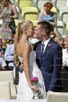 Pierwszy slub na stadionie pilkarskim PGE Arena. Przysiege...