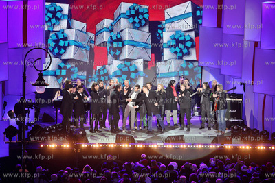 Cala Polska spiewa koledy, koncert na Dlugim Targu...