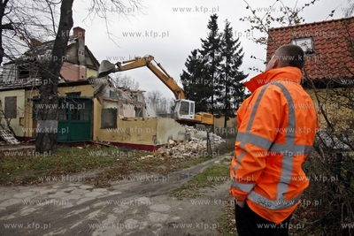 Wyburzanie domow przy ul.Uczniowskiej 23 i 27 w Gdansku...