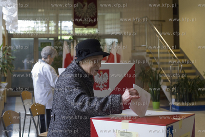 Wybory prezydenckie 2015.   Obwodowa Komisja Wyborcza...