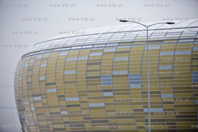 Zima. Zaśnieżony dach stadionu Energa w Gdańsku...