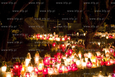 Dzień Wszystkich Świętych. Cmentarz komunalny w...