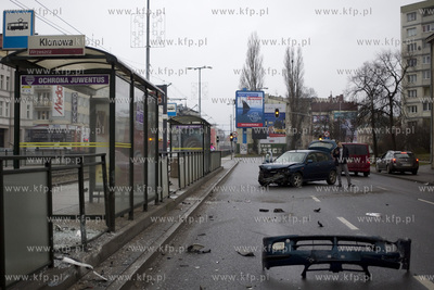 Samochód marki Nissan uderzył w przystanek tramwajowy...
