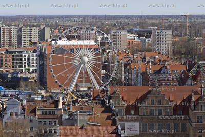 Gdańsk. Diabelskie koło na Wyspie Spichrzów, ulica...