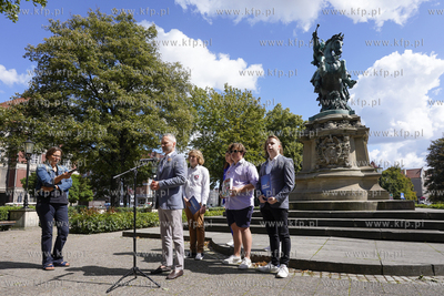 Targ Drzewny w Gdąńsku. Konferencja prasowa posła...