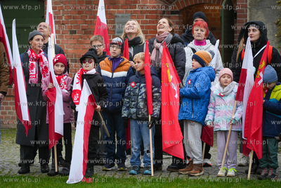 Góra Gradowa. Flagi dla mieszkańców i turystów...