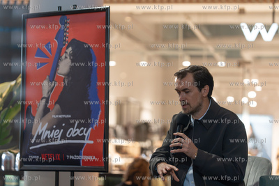 FPFF 2026. Spotkanie z twórcami filmu Mniej obcy....