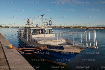 Łódź zacumowana nad Martwą Wisłą w Sobieszewie....