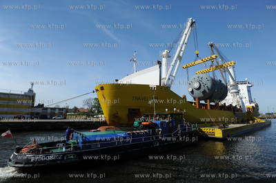 Port w Gdansku. Przeladunek elementu urzadzenia do...