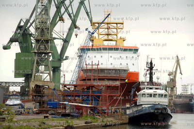 Stocznia Gdanska w niedziele. n/z Stadt Tug, Ro Fjord...