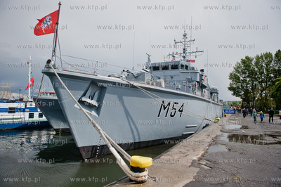 Port w Gdyni. Zacumowane w Basenie Prezydenckim okrety...