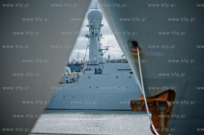 Port w Gdyni. Tlum ludzi oglada i zwiedza zacumowane...