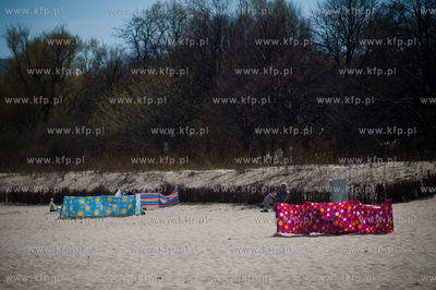 Tlumy mieszkancow i turystow na plazy i ulicach Sopotu,...