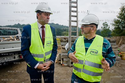 Gdansk. Ul. Ogrodowa. Montaz pierwszych elemntow wiaduktu...