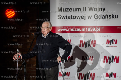 Gdansk. Byly zbiornik gazowy na terenie Polskiej Spolki...