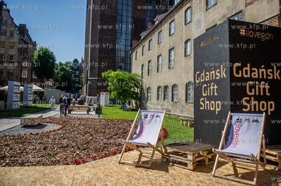Gdansk. Skwer miedzy ulica Mariacka, a Sw. Ducha. Prezentacja...