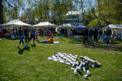 Gdynia. Skwer Arki Gdynia. Majowka przy Bulwarze, podczas...