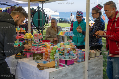 Gdynia. Skwer Arki Gdynia. Majowka przy Bulwarze, podczas...