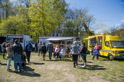 Gdynia. Skwer Arki Gdynia. Majowka przy Bulwarze, podczas...