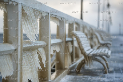 Gdynia. Orłowo. Skutki nocnego sztormu na Bałtyku....