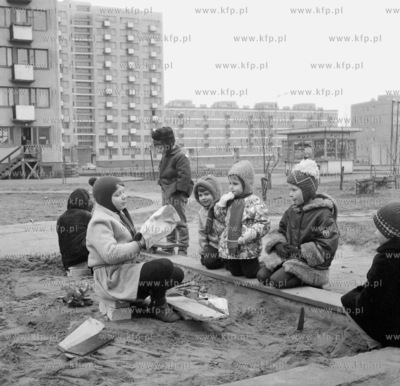 Dzieci bawia się w piaskownicy na osiedlu w Gdansku....