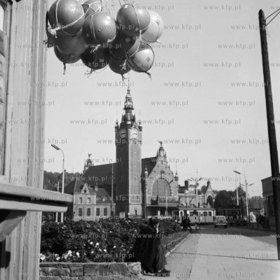 Gdansk ul. Elzbietanska. W glebi Dworzec Glowny PKP...