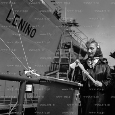 Wodowanie statku Lenino w Stoczni im. Komuny Paryskiej...