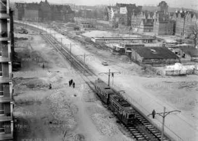 Tramwaj lini 11  jedzie aleją Leningradzką w Gdańsku....