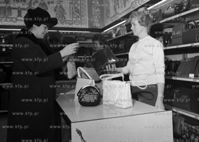 W sklepie z galanterią skórzaną. (Lata 70). 
1970
0005909z
Fot....