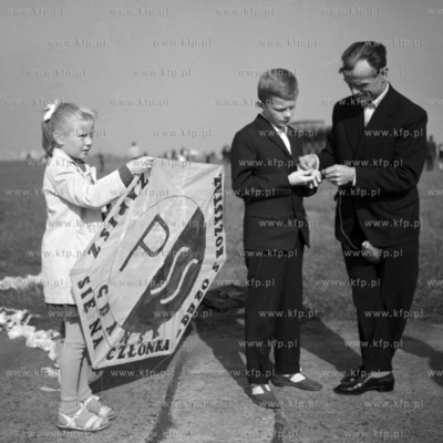 XI Zawody Jesienne Latawców na płycie lotniska w...