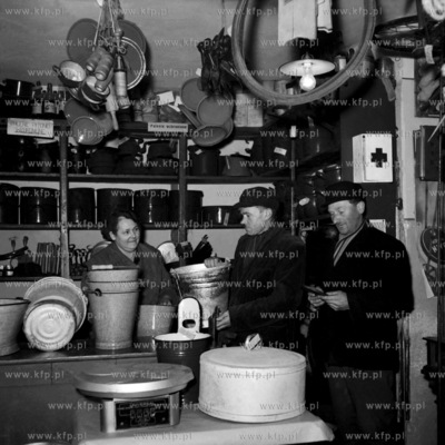 W sklepie z artykułami gospodarstwa domowego. 
1959
0008359z
Fot....