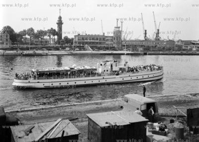 Statek Żeglugi Gdańskiej płynie po kanale portowym....