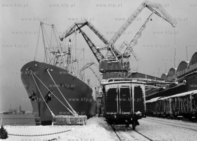 Statek Andrzej Strug zacumowany do nabrzeża w porcie...