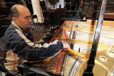 Mgr Maciej Jenda z Sopotu podczas strojenia fortepianu...