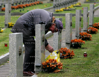 Swieto Zmarlych na szczecinskim cmentarzu centralnym.
Jest...