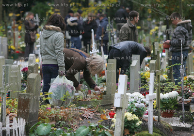 Swieto Zmarlych na szczecinskim cmentarzu centralnym.
Jest...