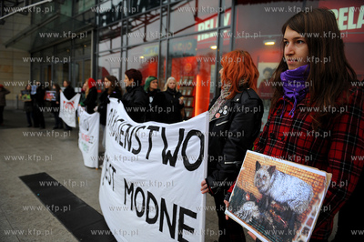 Gdansk. Wejscie do CH Galeria Baltycka. Manifestacja...